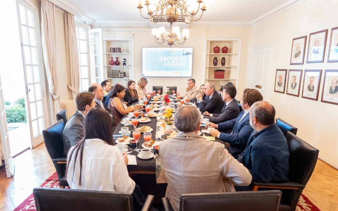 Desayuno reúne a alcaldes para abordar la situación de calle